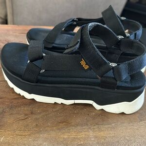 Teva sandals Super cushion and comfortable to walk.